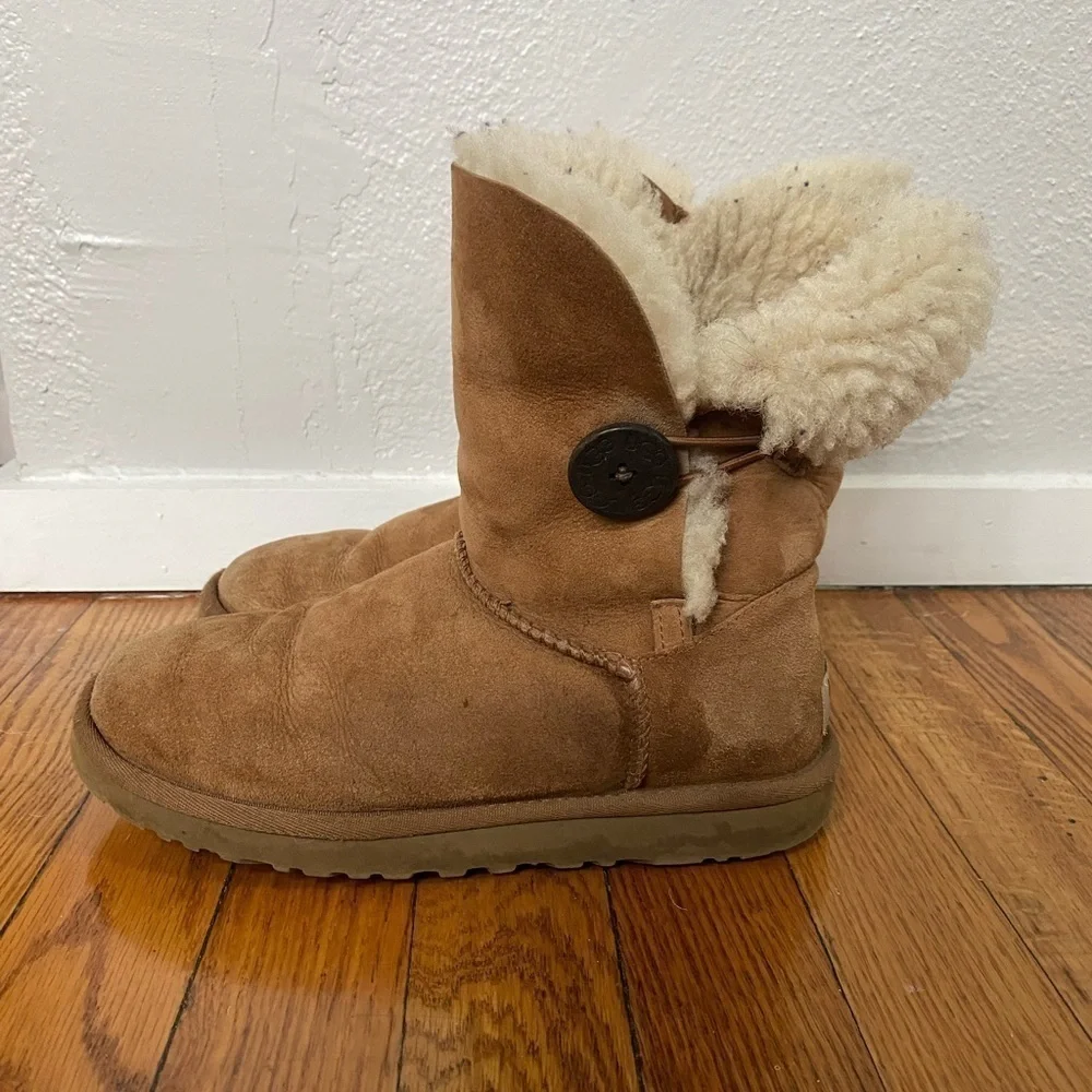UGG Bailey Button Short Camel Boots Size 5
